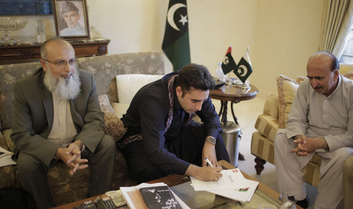 Mr.Bilawal Bhutto Zardari is signing a Memorandum of Understanding (MoU) with BOL Media Group.